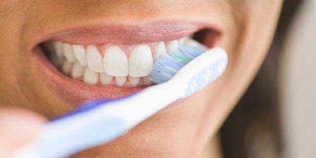 Die Fallstricke der täglichen Zahnpflege – Was Sie für ein gesundes Lächeln vermeiden sollten