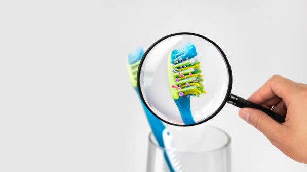 So reinigen Sie Ihre Zahnbürste nach COVID-19: Die besten Tipps & Techniken