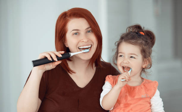 Schalten Sie ein Leben lang gesunde Lächeln frei: Essentielle Mundhygiene für Kinder, Erwachsene und den Umgang mit Zahnarztangst